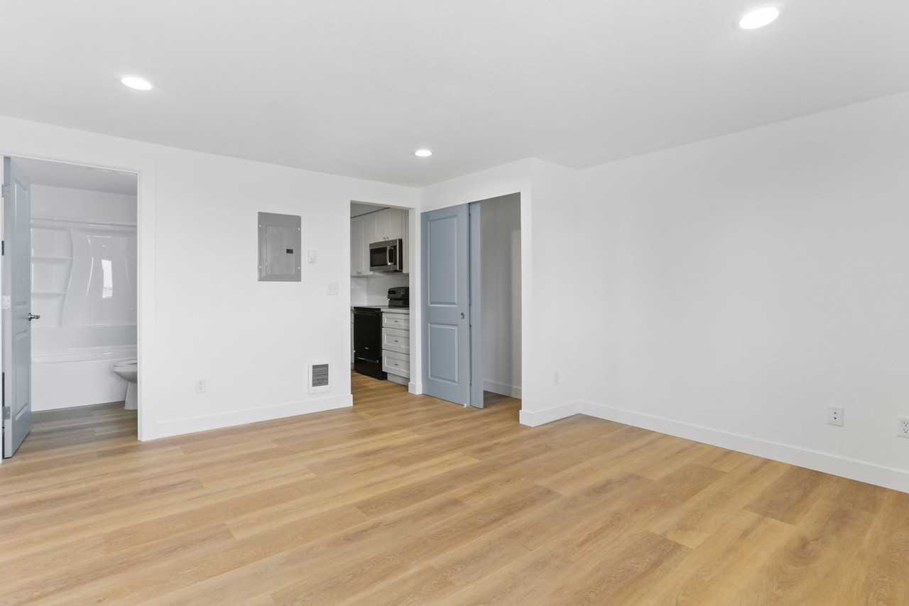 1421 W Marina Dr - Photo 7 of 9