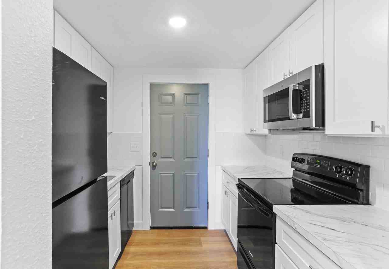 1407 W Marina Dr #6 - Photo 7 of 8