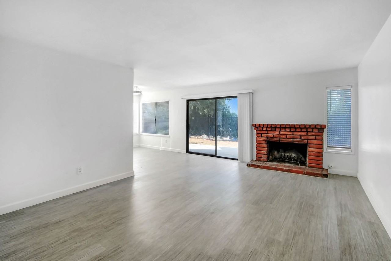 2279 N Sycamore Ave - Photo 2 of 12
