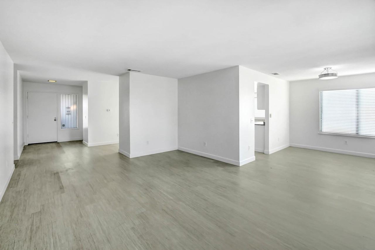 2279 N Sycamore Ave - Photo 3 of 12