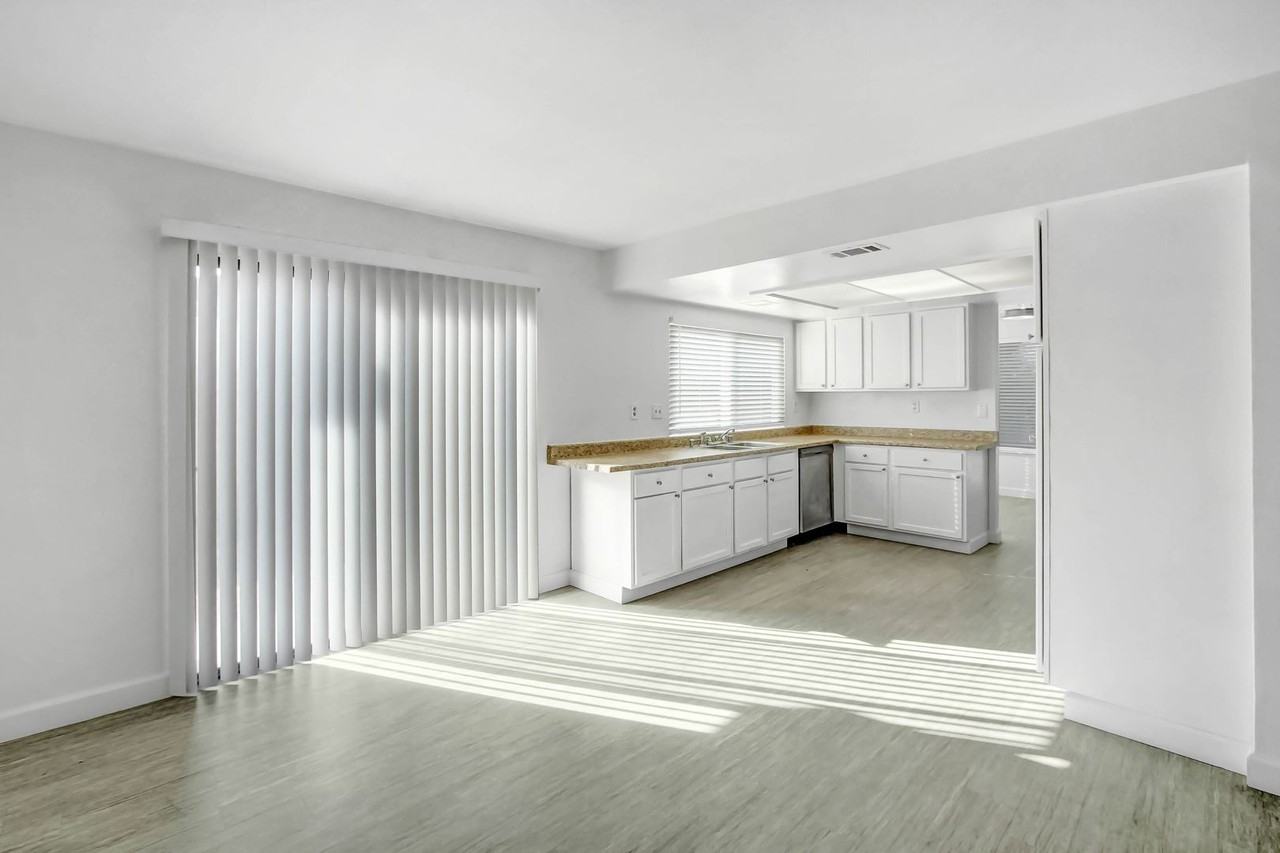 2279 N Sycamore Ave - Photo 4 of 12
