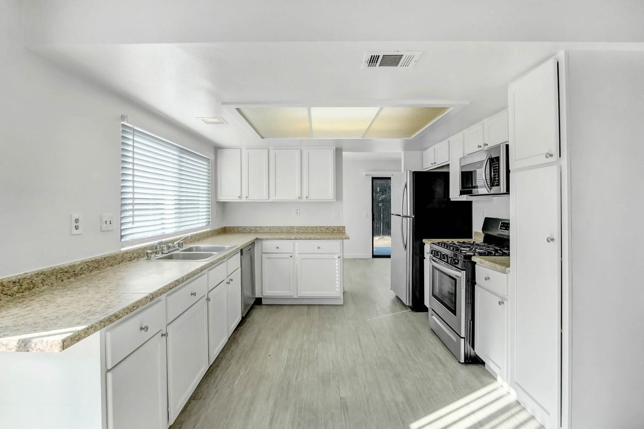 2279 N Sycamore Ave - Photo 5 of 12
