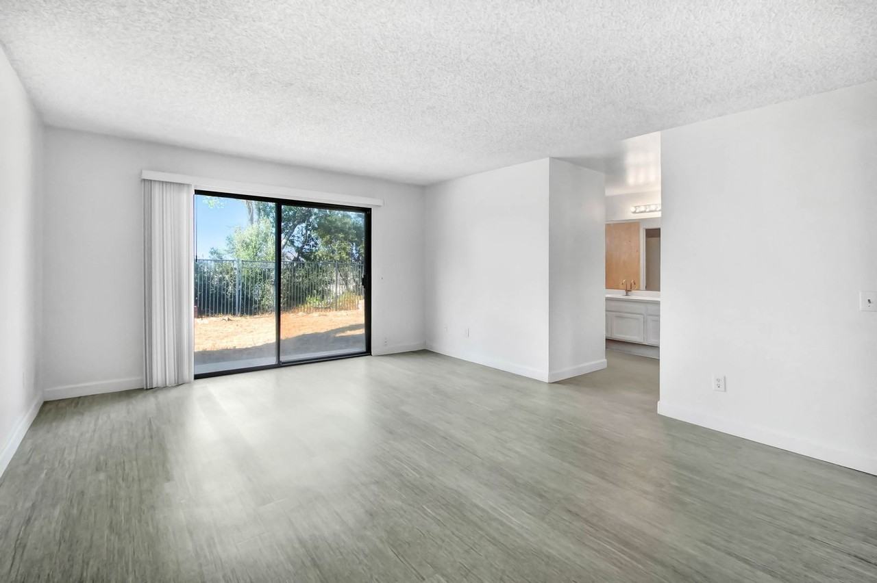 2279 N Sycamore Ave - Photo 6 of 12