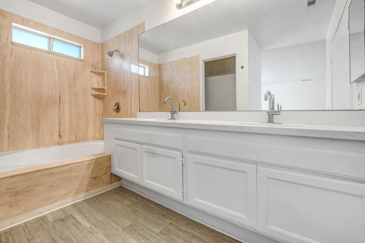 2279 N Sycamore Ave - Photo 7 of 12