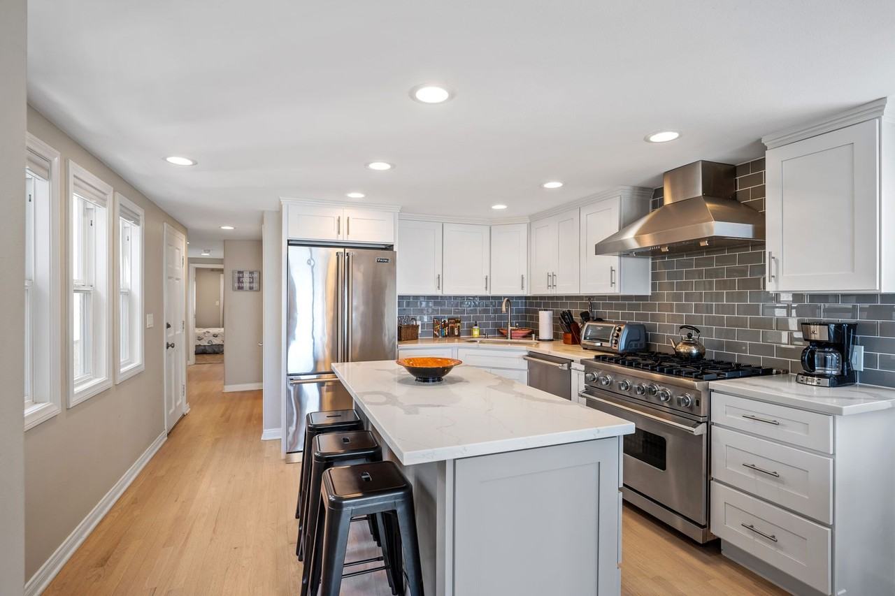 305 Ocean Dr - Photo 6 of 43