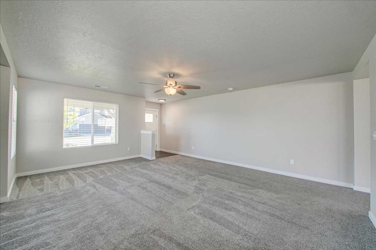 2330 N Cold Creek Ave - Photo 4 of 42