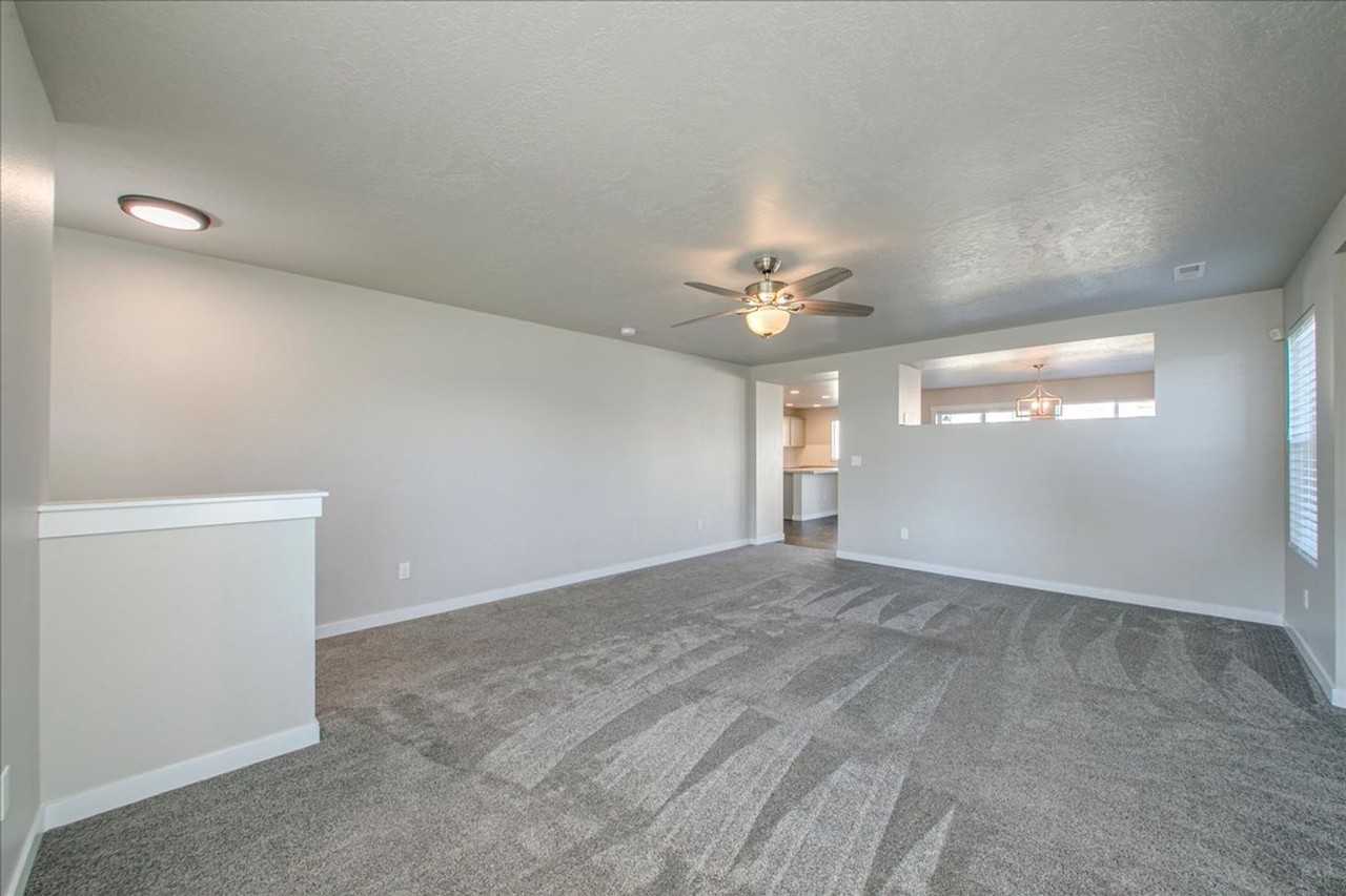 2330 N Cold Creek Ave - Photo 5 of 42