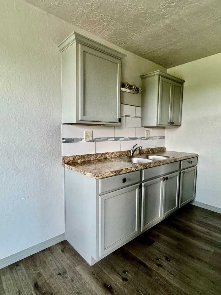 505 505 NW Oak Ave - La Nova Vita - B4 #B4 - Photo 2 of 12