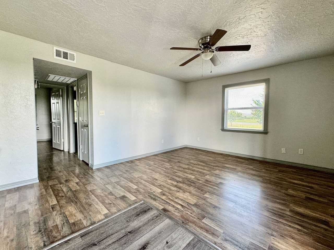 505 505 NW Oak Ave - La Nova Vita - B4 #B4 - Photo 4 of 12