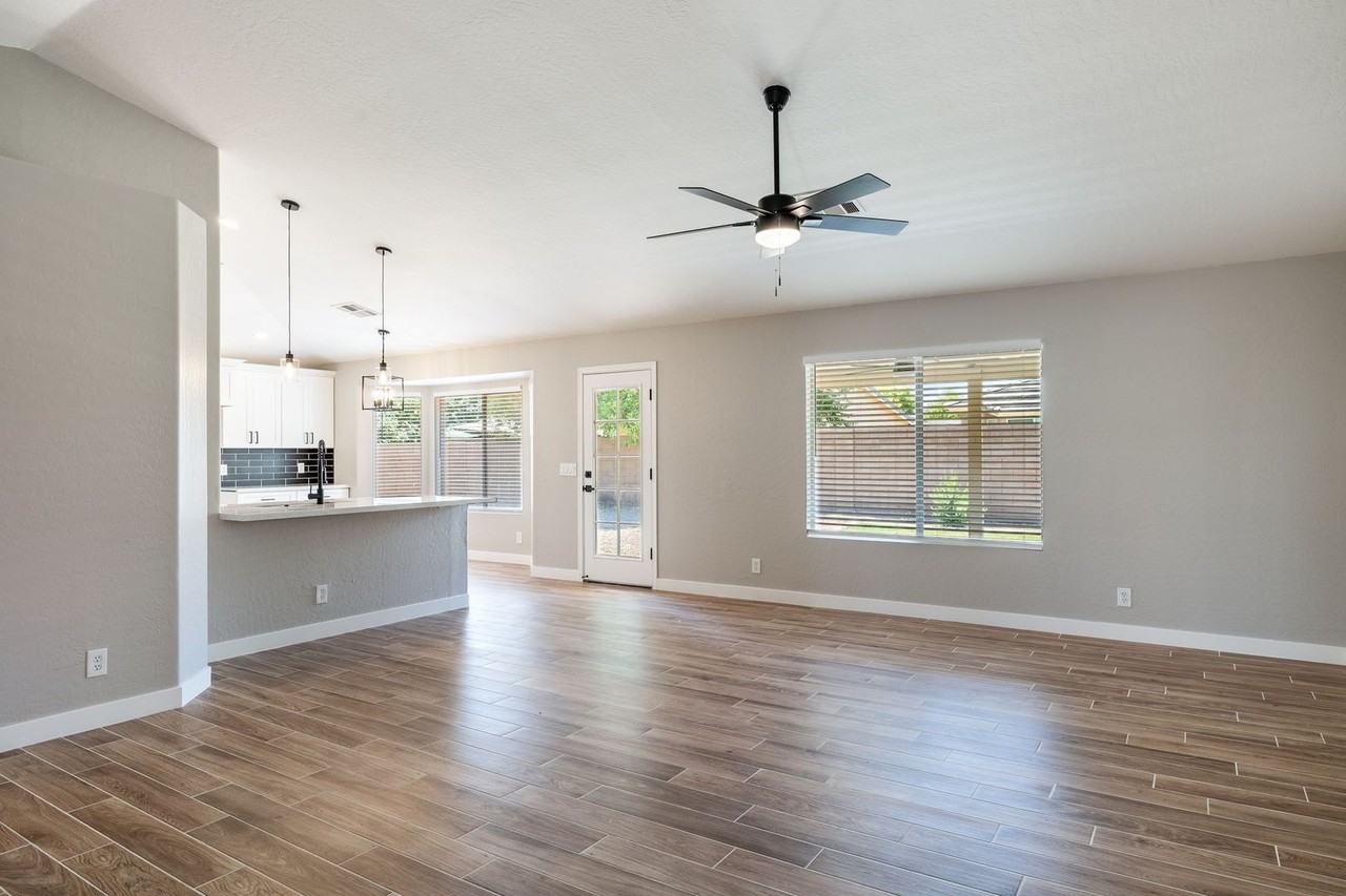 2883 E Oakland Ct - Photo 2 of 31