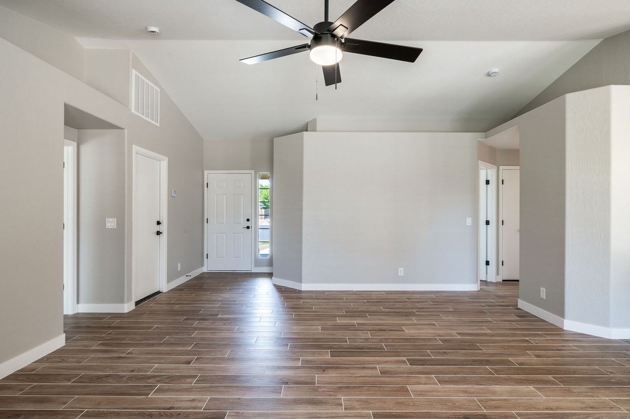 2883 E Oakland Ct - Photo 3 of 31