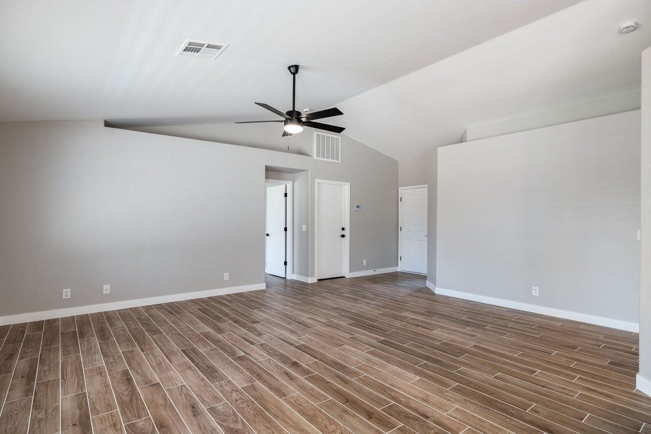 2883 E Oakland Ct - Photo 4 of 31
