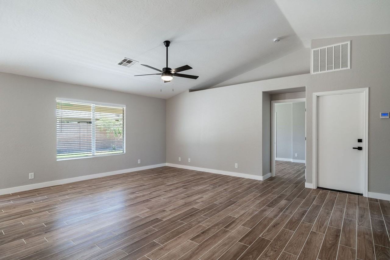 2883 E Oakland Ct - Photo 5 of 31