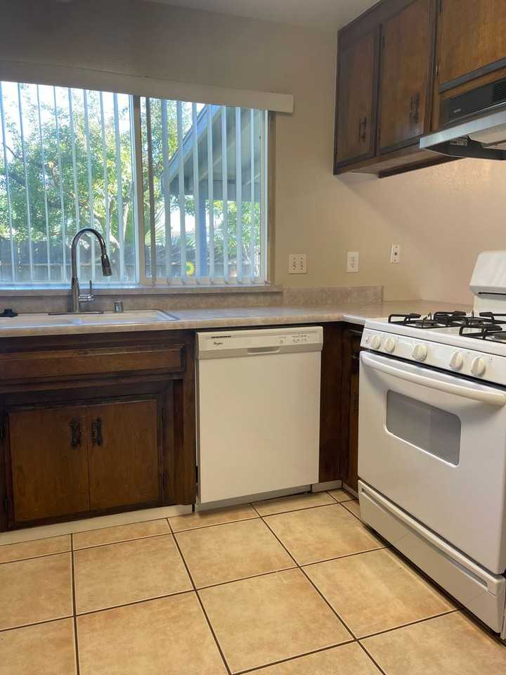 660 Hillsdale Dr - Photo 3 of 15