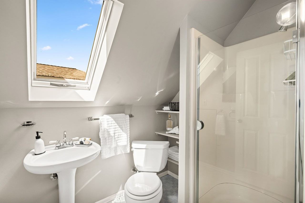 725 N 72nd St - Photo 3 of 28