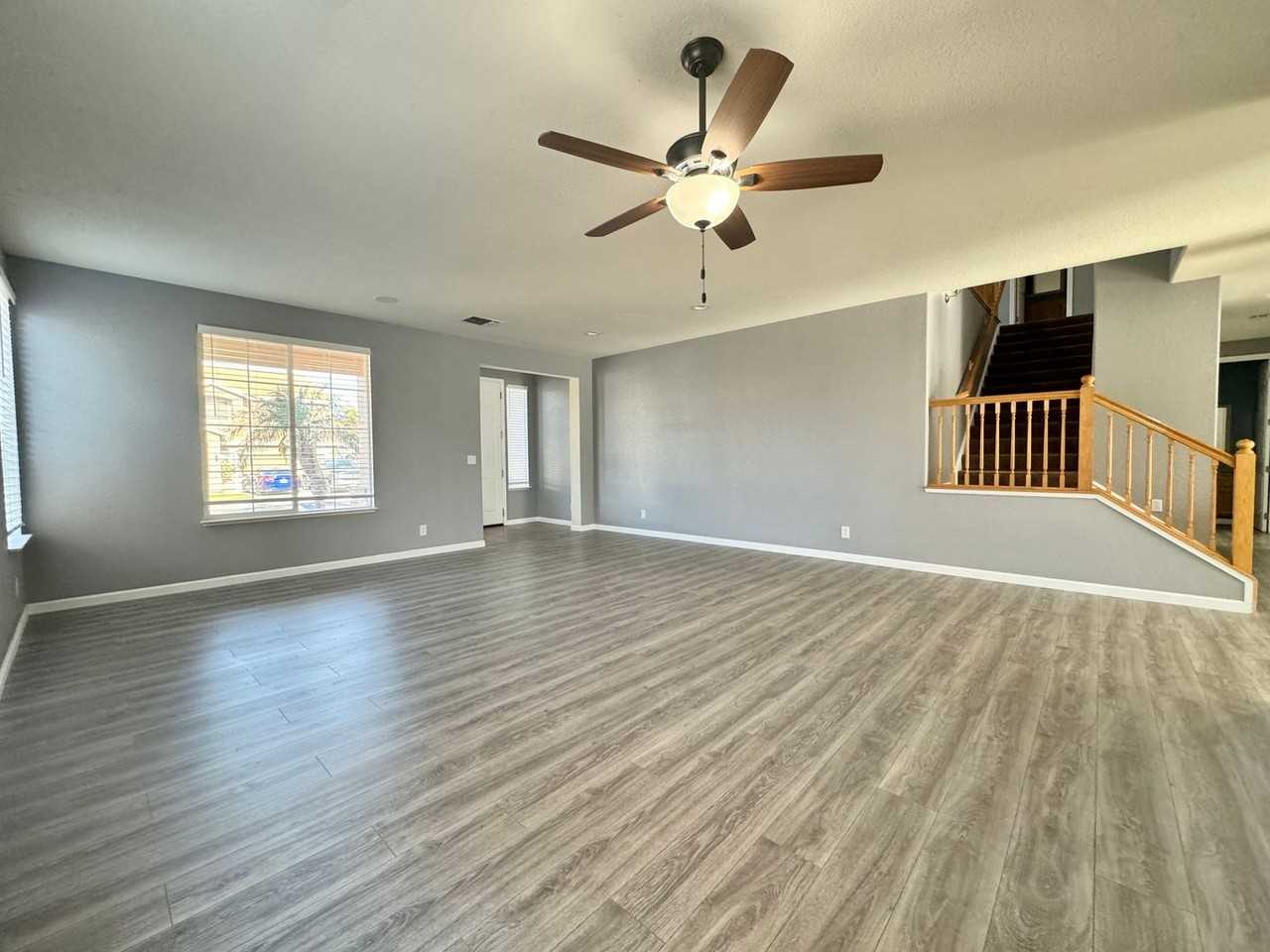 211 Amesbury Ct - Photo 3 of 19
