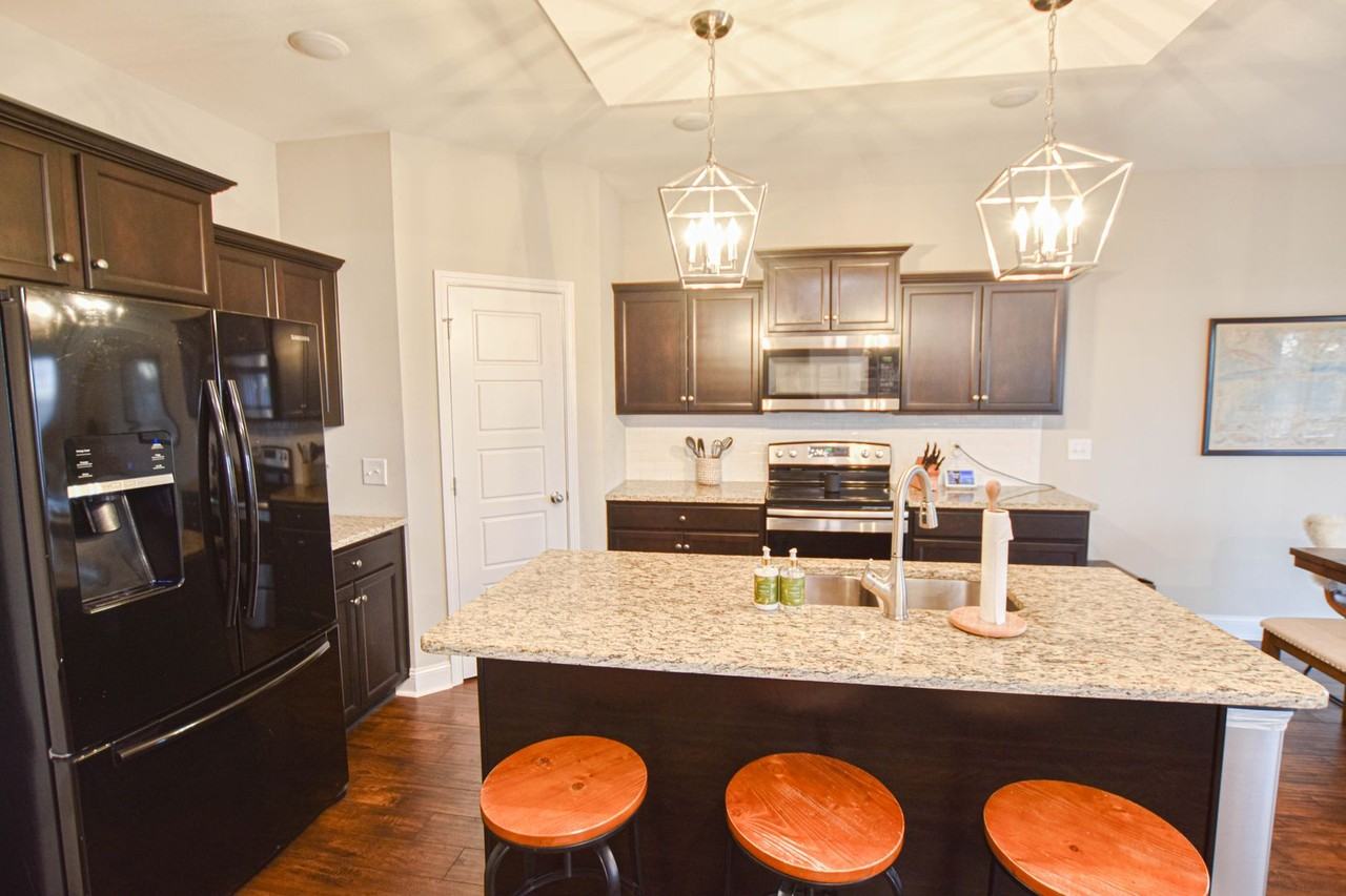 1146 Eagles Nest Ln - Photo 7 of 17