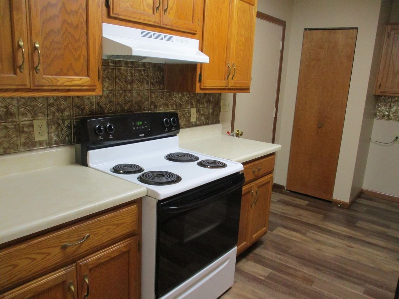 909 W Main St - Photo 7 of 14