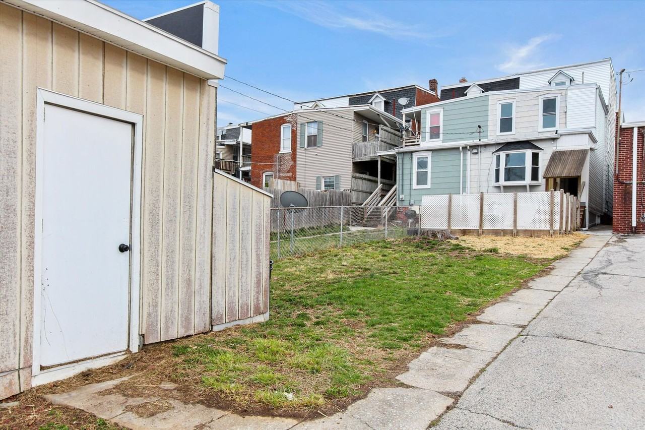 1020 N George St - Photo 3 of 25