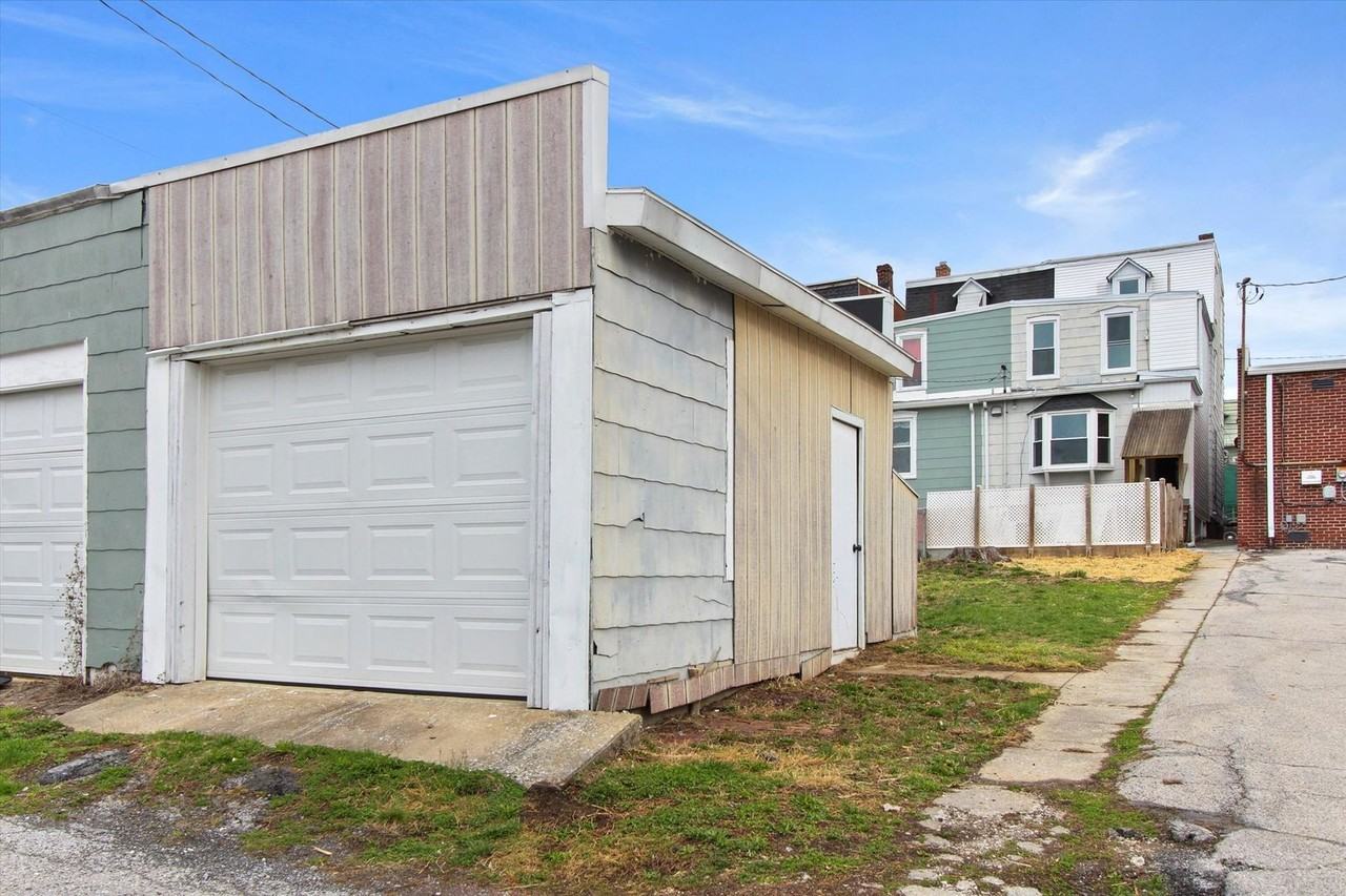 1020 N George St - Photo 4 of 25