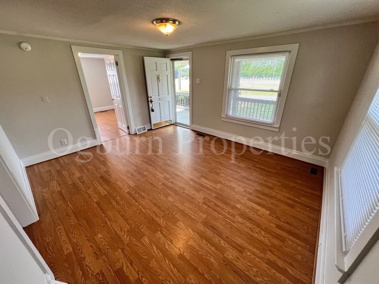 960 Dustin St - Photo 2 of 10