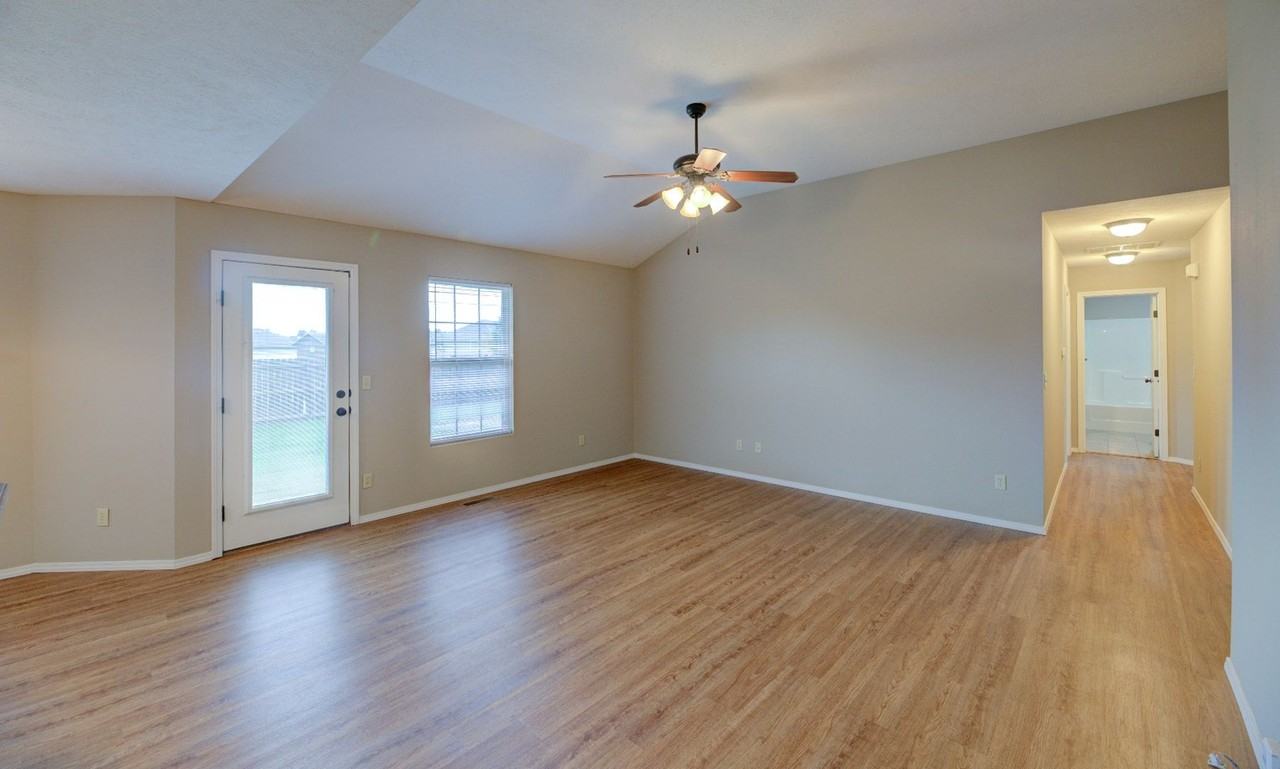 453 N Chandler Ave - Photo 2 of 20