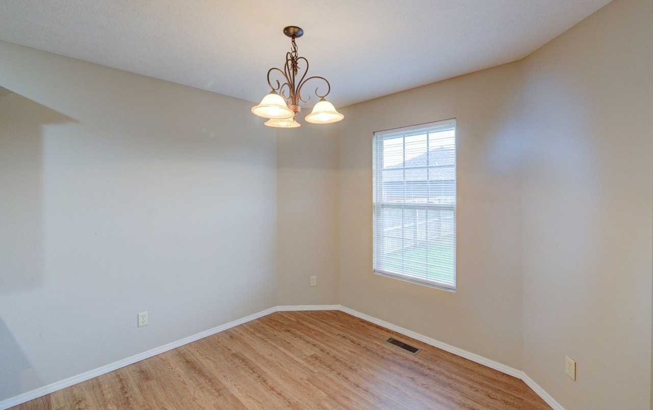 453 N Chandler Ave - Photo 5 of 20