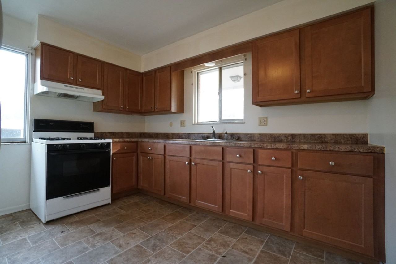 Pleasant Valley Apartments - Photo 4 of 26