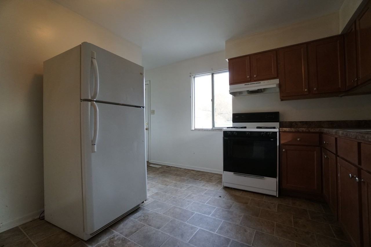 Pleasant Valley Apartments - Photo 6 of 26