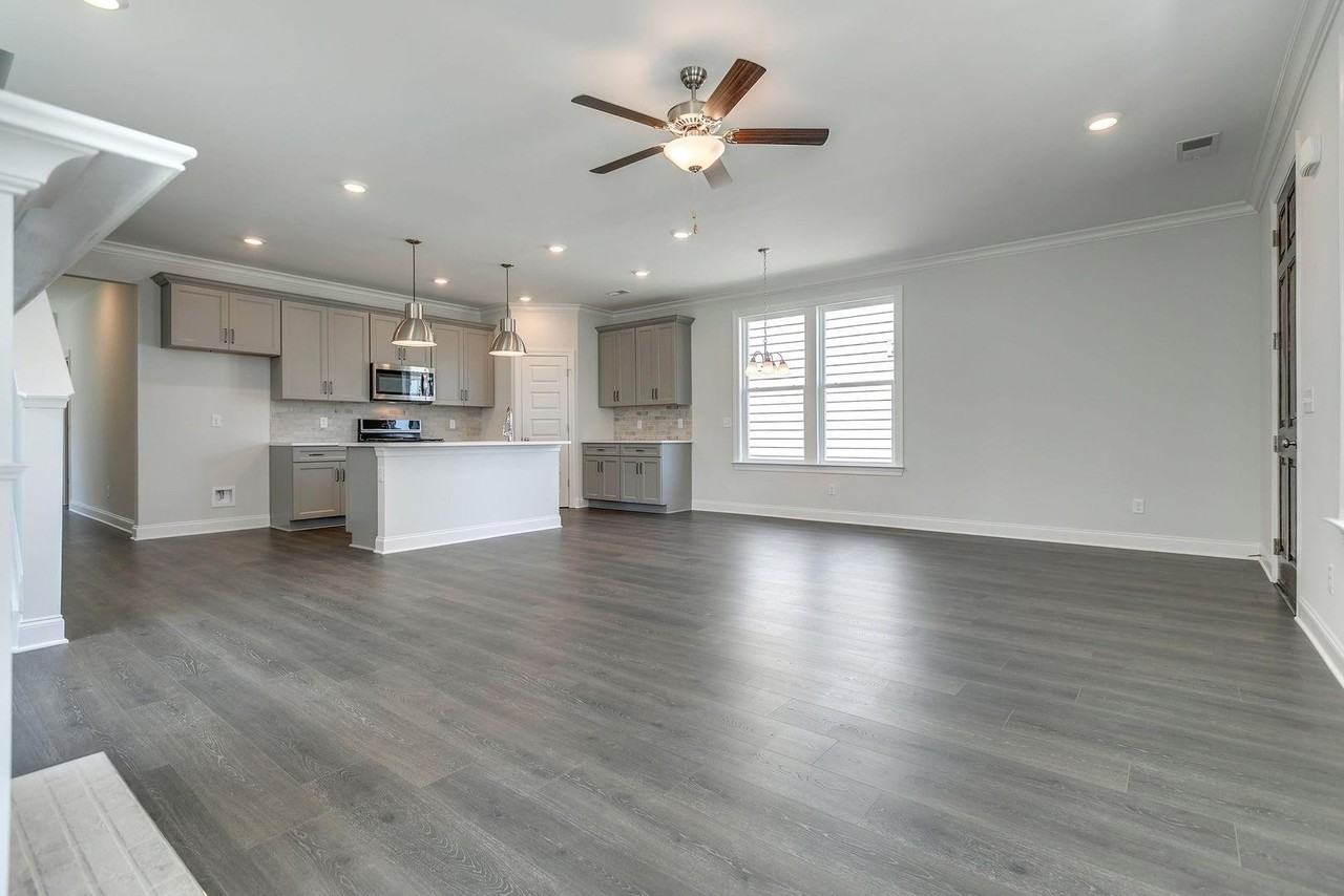 3267 Vinemont Dr - Photo 4 of 39