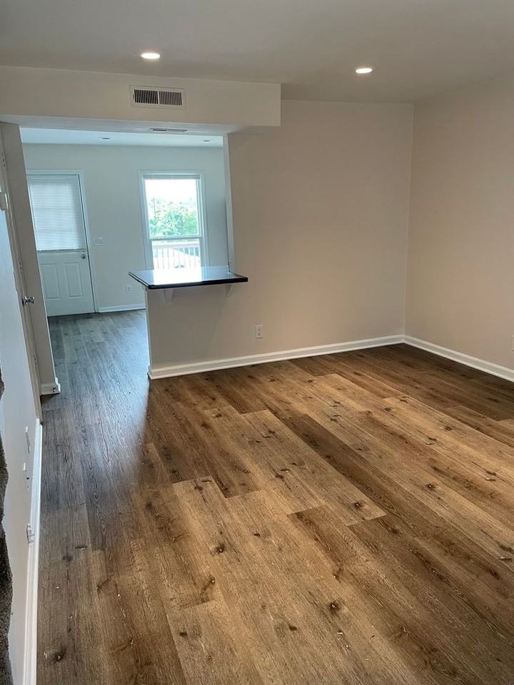 724B Due West Ave N - Photo 3 of 16