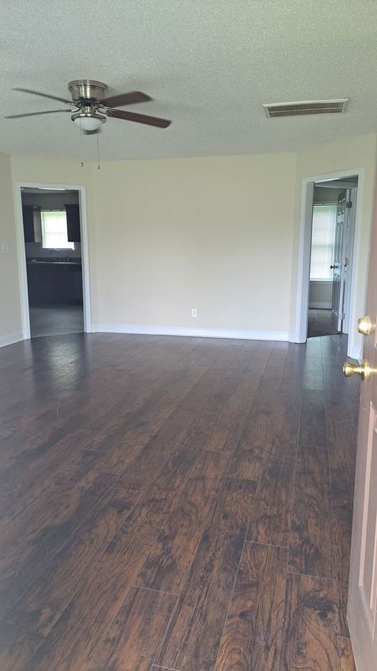 711 Pineview Ln Ne - Photo 2 of 9