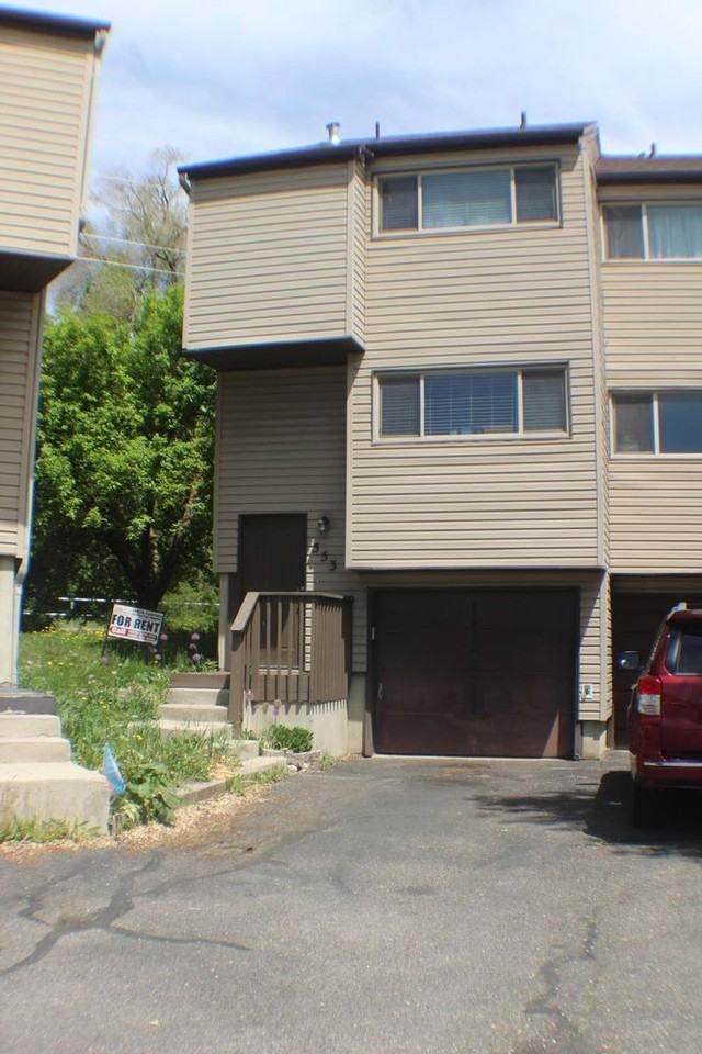 553 E 200 N - Photo 2 of 18