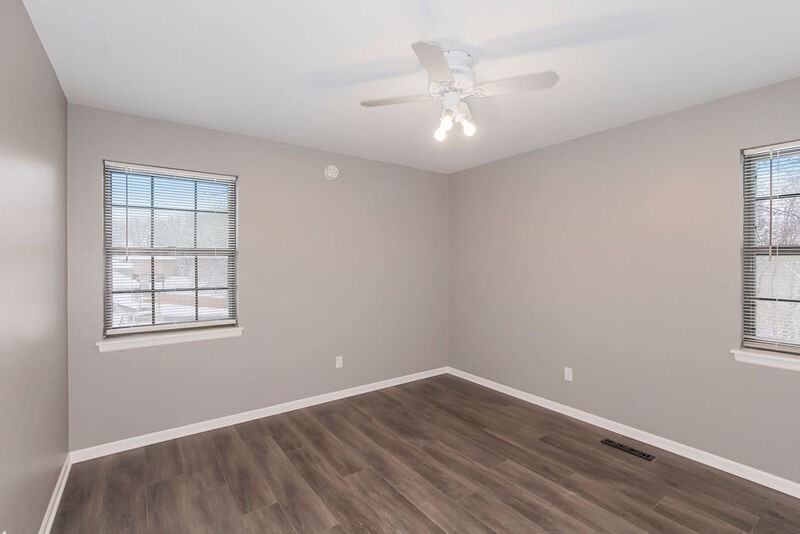 737 Se Shawn Dr - Photo 3 of 11