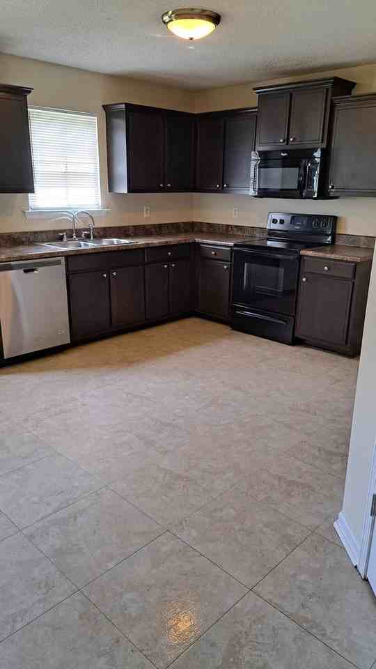 1239 Askew Dr Ne - Photo 2 of 8