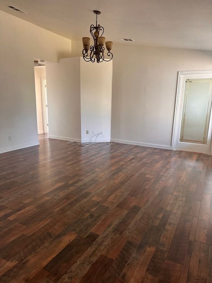 19519 Newport Ct - Photo 3 of 8