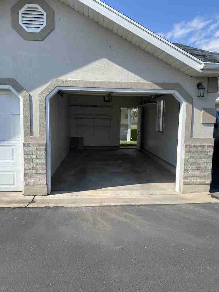 1556 Talon Dr - Photo 3 of 50