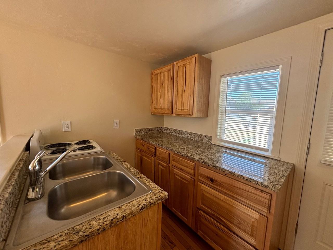 651 Mckinley Ave - Photo 4 of 9
