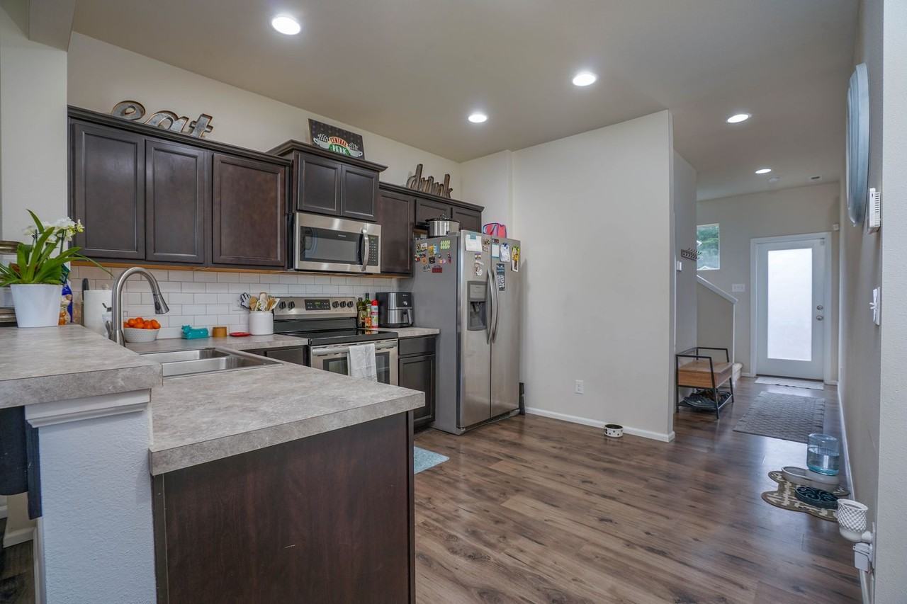 228 Elderberry St - Photo 3 of 18