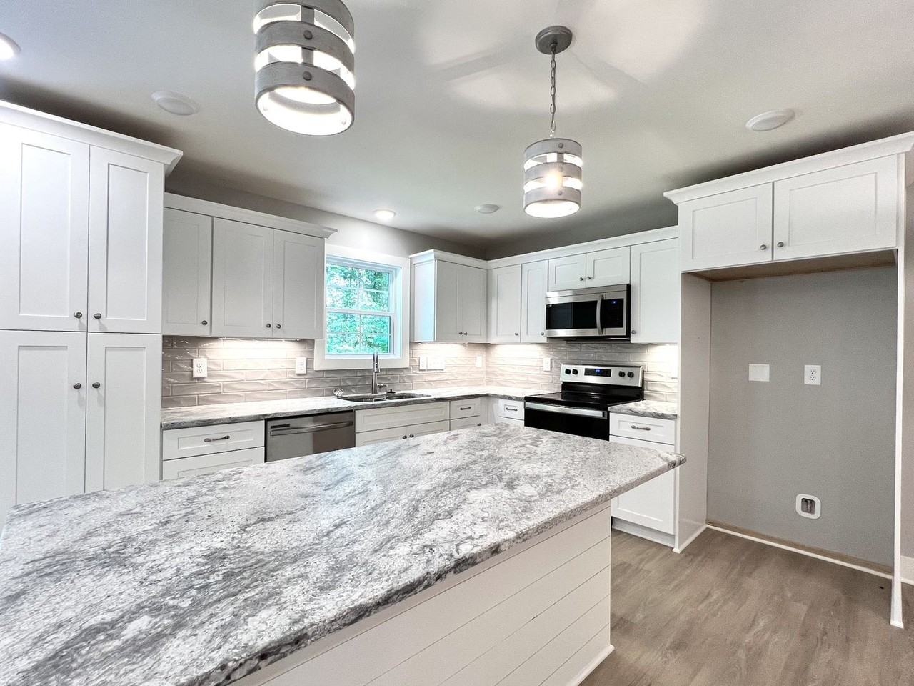 718 Hollie Way - Photo 4 of 35
