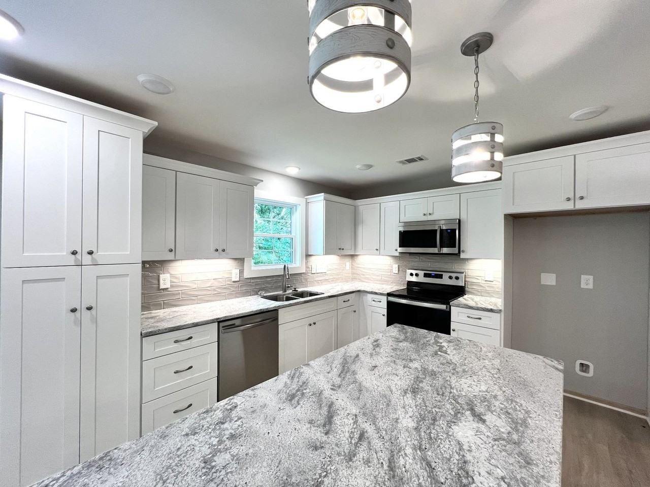 718 Hollie Way - Photo 5 of 35