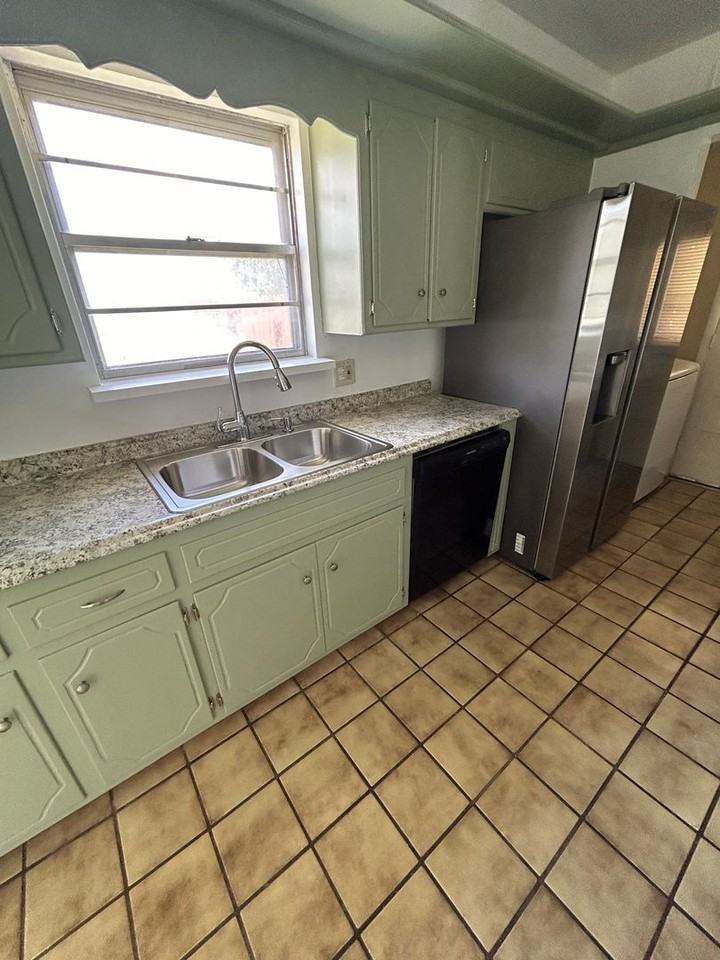 2717 Nw Central Dr - Photo 7 of 25