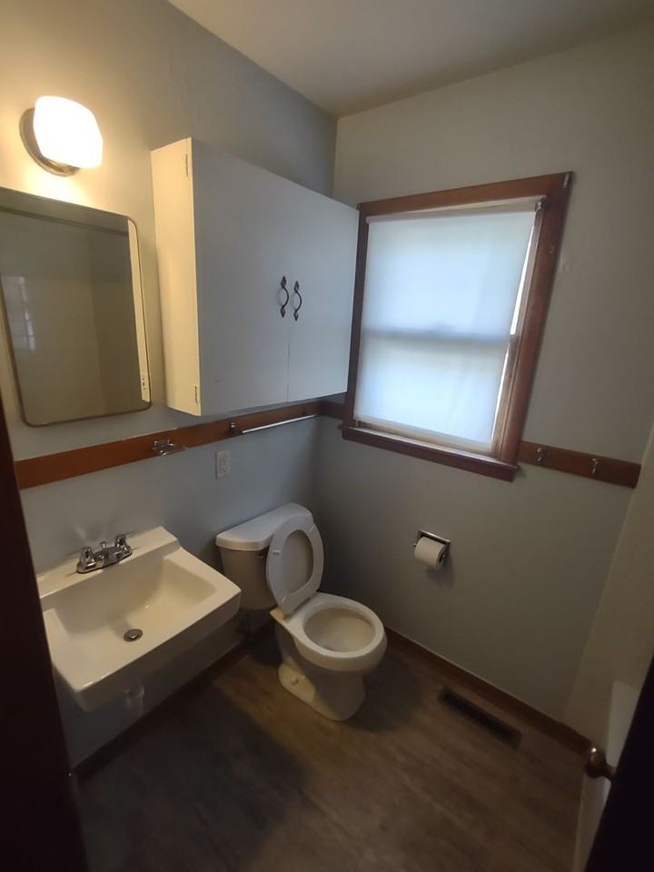 1609 N Eisenhower Dr - Photo 2 of 14