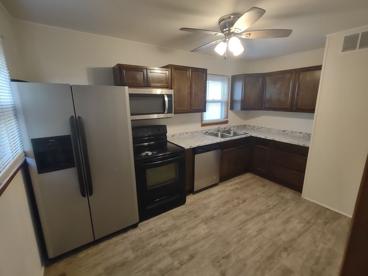 1609 N Eisenhower Dr - Photo 5 of 14