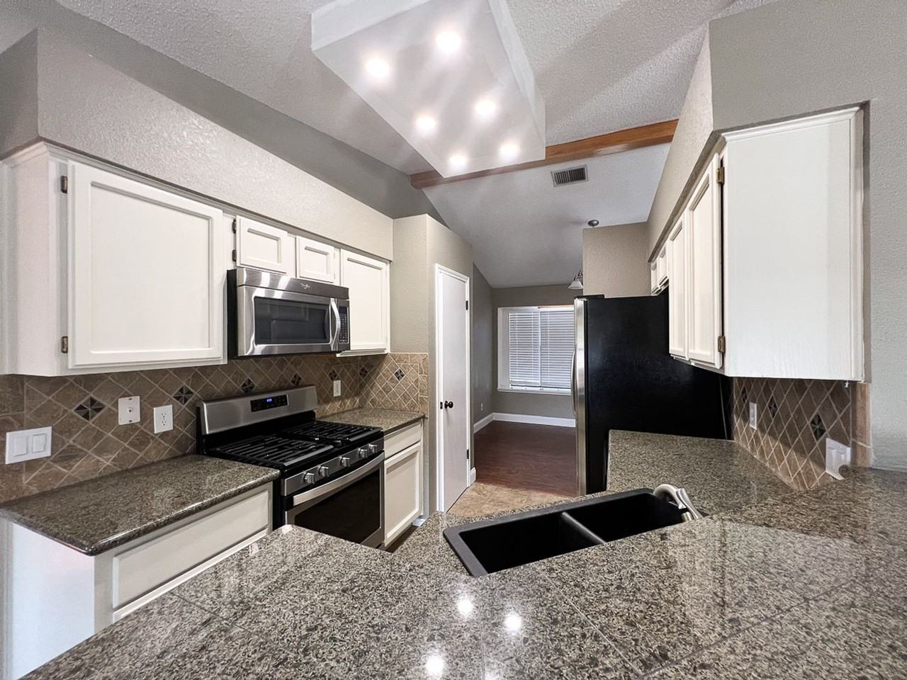 1304 Mulberry Way - Photo 4 of 32