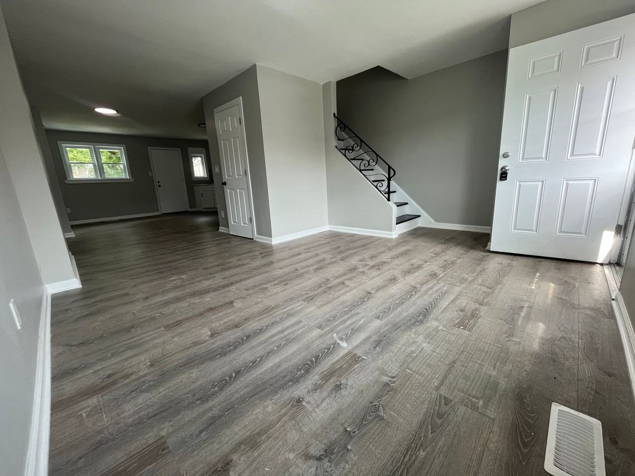 1031 Kenwood Ave - Photo 2 of 16