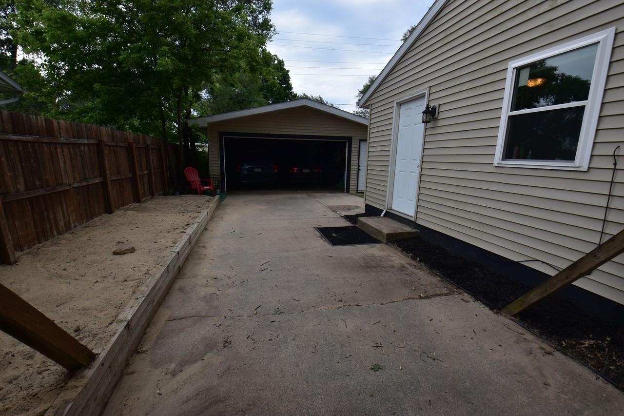 1332 Browne Ln - Photo 3 of 15