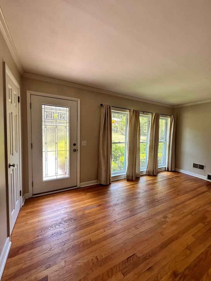 3221 Foxhall Rd - Photo 3 of 44