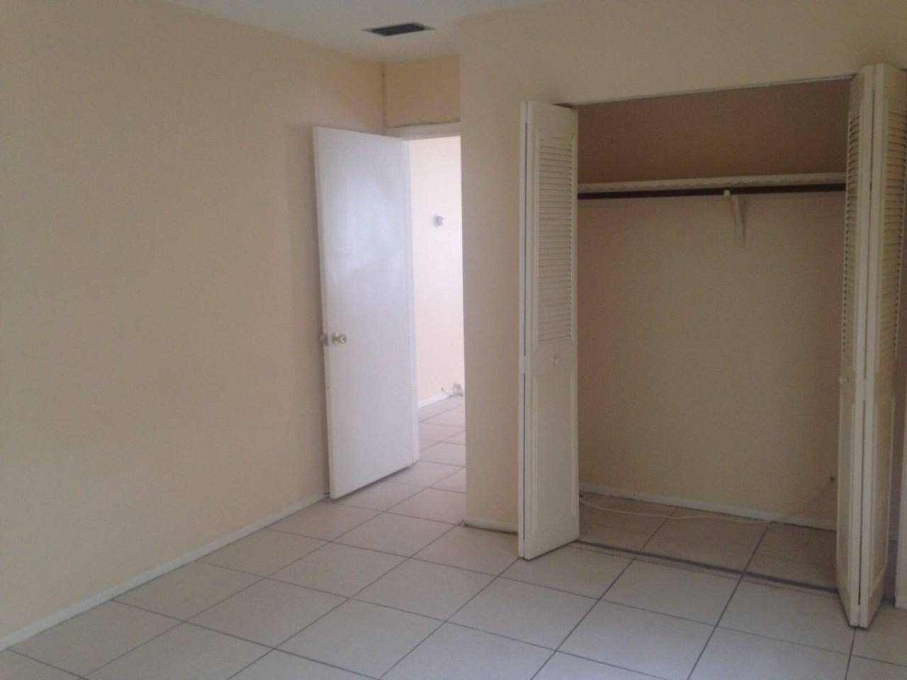 230 NE 40th St # 2 - Photo 3 of 11