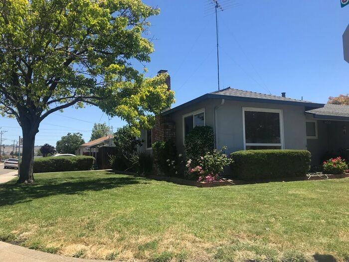 14510 Locust St - Photo 2 of 19